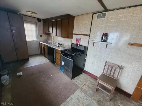 164 Clinton Ave, Elyria, OH 44035 photo 3