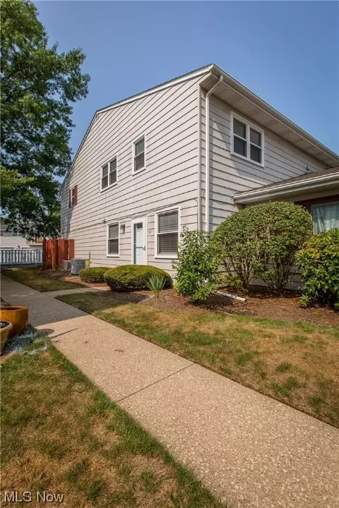2424 Island Dr #24 C, Uniontown, OH 44685