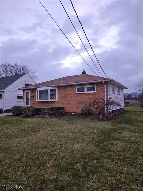 6076 Greene Dr, Brook Park, OH 44142