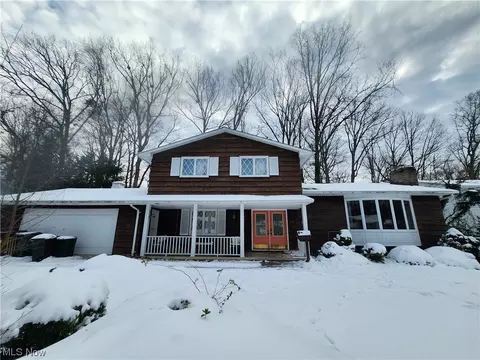 8415 Pin Oak Dr, Parma, OH 44130