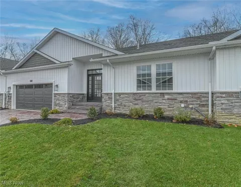 997 Pin Oaks Dr, Broadview Heights, OH 44147