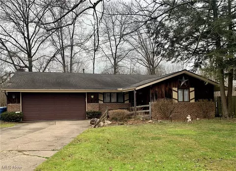 996 Lakewood Beach Dr, Sheffield Lake, OH 44054