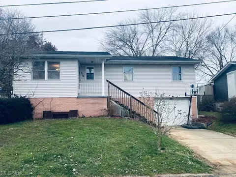 214 E 10th St, Williamstown, WV 26187