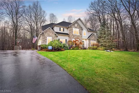 19090 Sanctuary Dr, Chagrin Falls, OH 44023