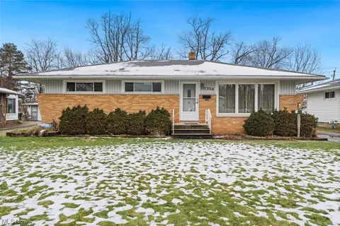 7326 Dell Haven Dr, Parma, OH 44130