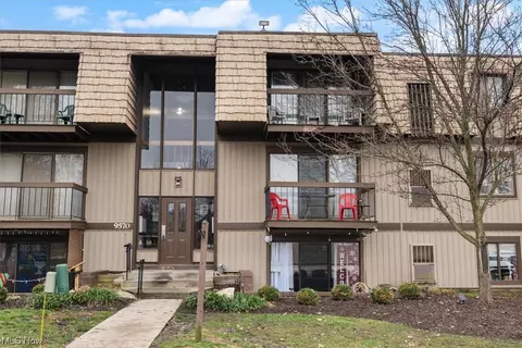 9570 Cove Dr #E23, North Royalton, OH 44133