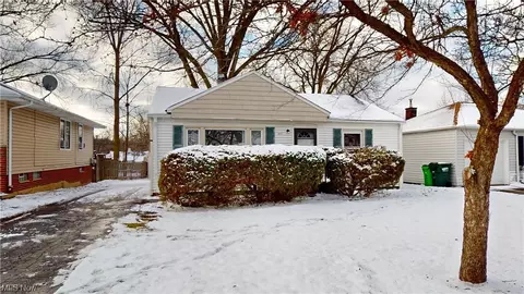 1112 Summit Dr, Mayfield Heights, OH 44124