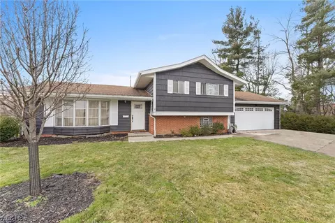 10073 Concord Ct, Parma Heights, OH 44130