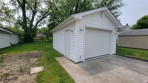 1229 W 7th St, Lorain, OH 44052 photo 4