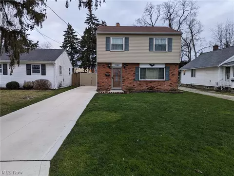 7698 Manor Dr, Mentor On The Lake, OH 44060