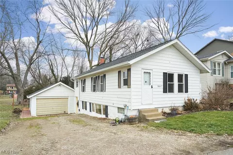 5647 Woodhaven St NW, Canton, OH 44718