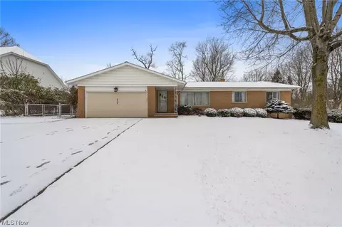 6103 Millwood Dr, Broadview Heights, OH 44147