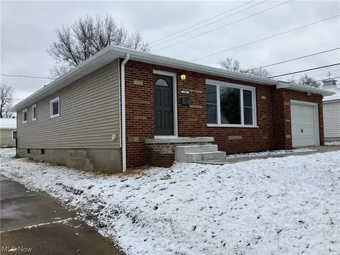 245 E Ralston Ave, Akron, OH 44301