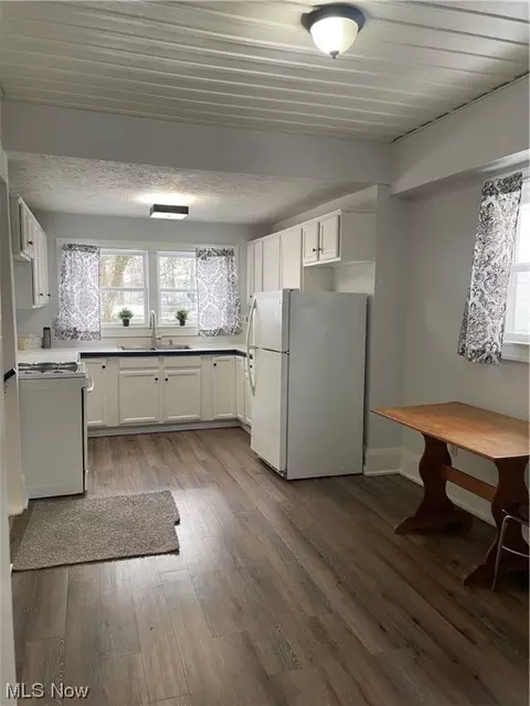 796 Work Dr, Akron, OH 44320 photo 4