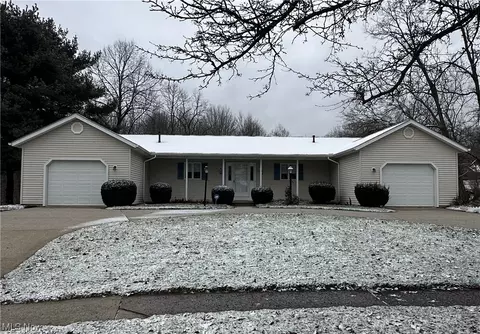 387-389 N Kaser Dr, Wadsworth, OH 44281