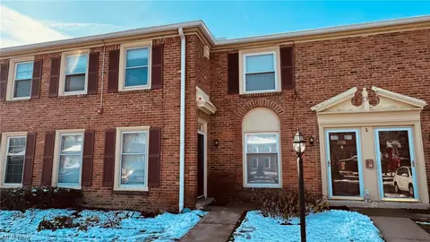 2390 Arlington Dr, Lyndhurst, OH 44124