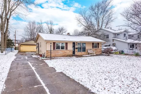 479 Laurel, Berea, OH 44017 photo 3