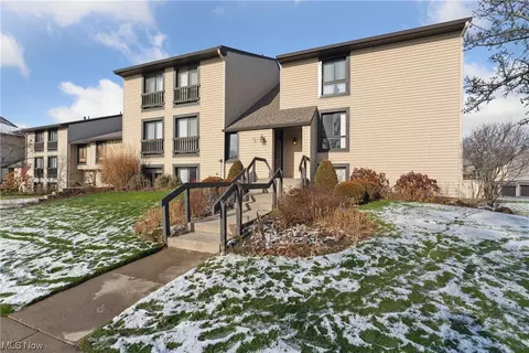 6280 Greenwood Pkwy #401, Sagamore Hills, OH 44067