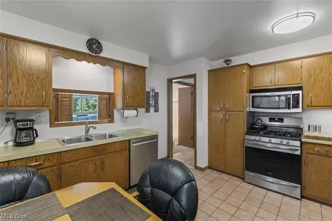 Kitchen - 5007 E Viola Ave, Austintown, OH 44515 photo 3 of 3