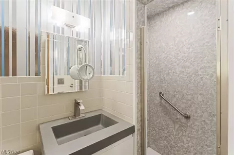 Bath - 5007 E Viola Ave, Austintown, OH 44515 photo 1 of 2