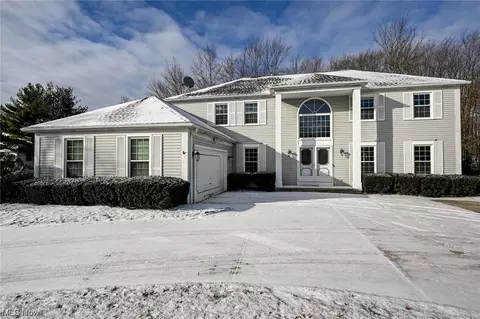 16902 Walnut Creek Dr, Strongsville, OH 44149