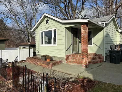 2275 Emerald Dr, Akron, OH 44312 photo 2