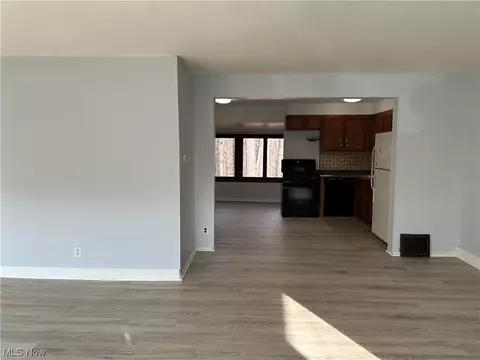 2275 Emerald Dr, Akron, OH 44312 photo 6