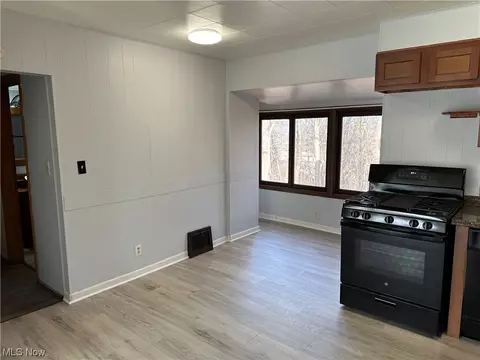 2275 Emerald Dr, Akron, OH 44312 photo 9