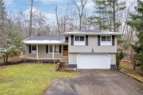 17129 Woodmere Dr, Chagrin Falls, OH 44023