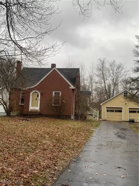 105 Delaware Ave, Poland, OH 44514