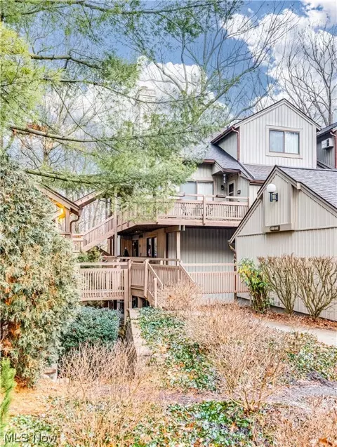 548 Meredith Ln, Cuyahoga Falls, OH 44223