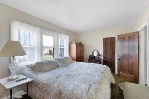 Bedroom - 8007 Snow Rd, Parma, OH 44129 photo 5 of 8