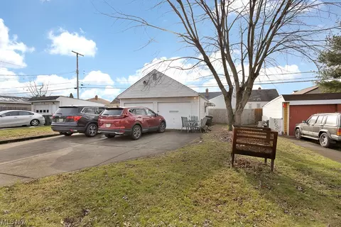 Exterior - 8007 Snow Rd, Parma, OH 44129 photo 2 of 3