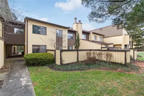 949 Hampton Rdg, Akron, OH 44313