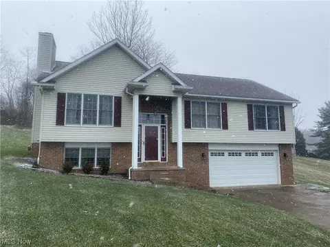 1353 N Milburn Sq NE, Bolivar, OH 44612