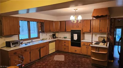 2835 Forest, Willoughby Hills, OH 44094 photo 3