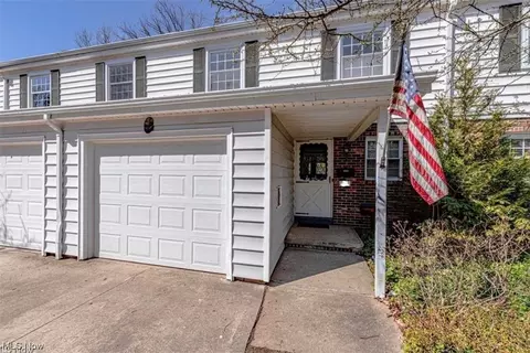 37 E Carriage Dr, Chagrin Falls, OH 44022