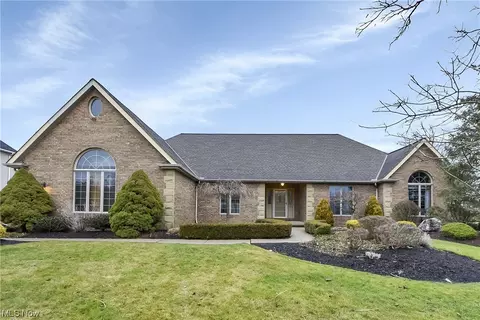 8350 Hunting Dr, North Royalton, OH 44133