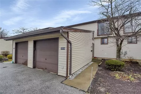 15118 Pine Hl, Middleburg Heights, OH 44130