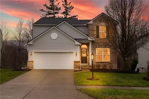 2289 Becket Cir, Stow, OH 44224