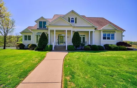717 Downalong Dr, Ravenswood, WV 26164