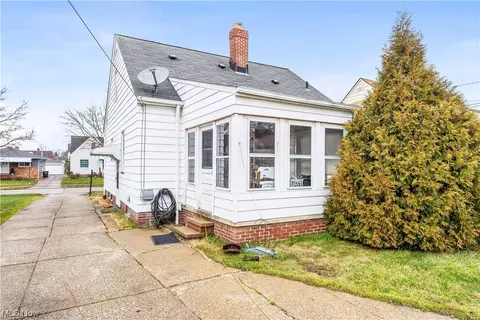 6807 Belmere Dr, Parma, OH 44129 photo 4