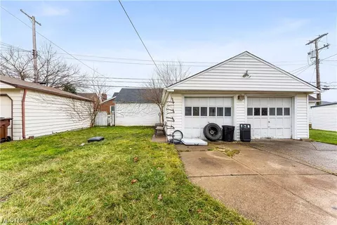 6807 Belmere Dr, Parma, OH 44129 photo 3