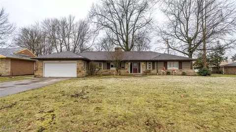 2400 Newbury Dr, Cleveland Heights, OH 44118