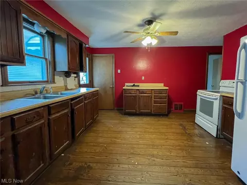 425 8th St, Struthers, OH 44471 photo 5