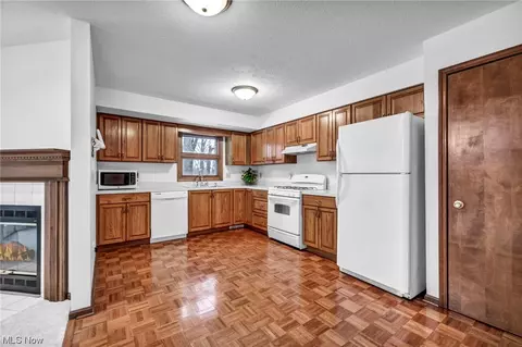 6905 Karen Dr, Seven Hills, OH 44131 photo 5