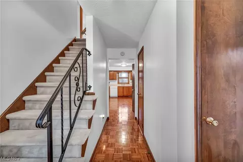 6905 Karen Dr, Seven Hills, OH 44131 photo 3