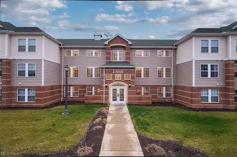 23002 Chandlers Ln #226, Olmsted Falls, OH 44138