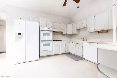 Kitchen - 5760 Skyview Dr, Solon, OH 44139 photo 4 of 4