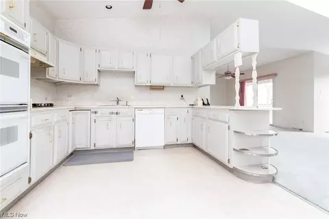Kitchen - 5760 Skyview Dr, Solon, OH 44139 photo 3 of 4